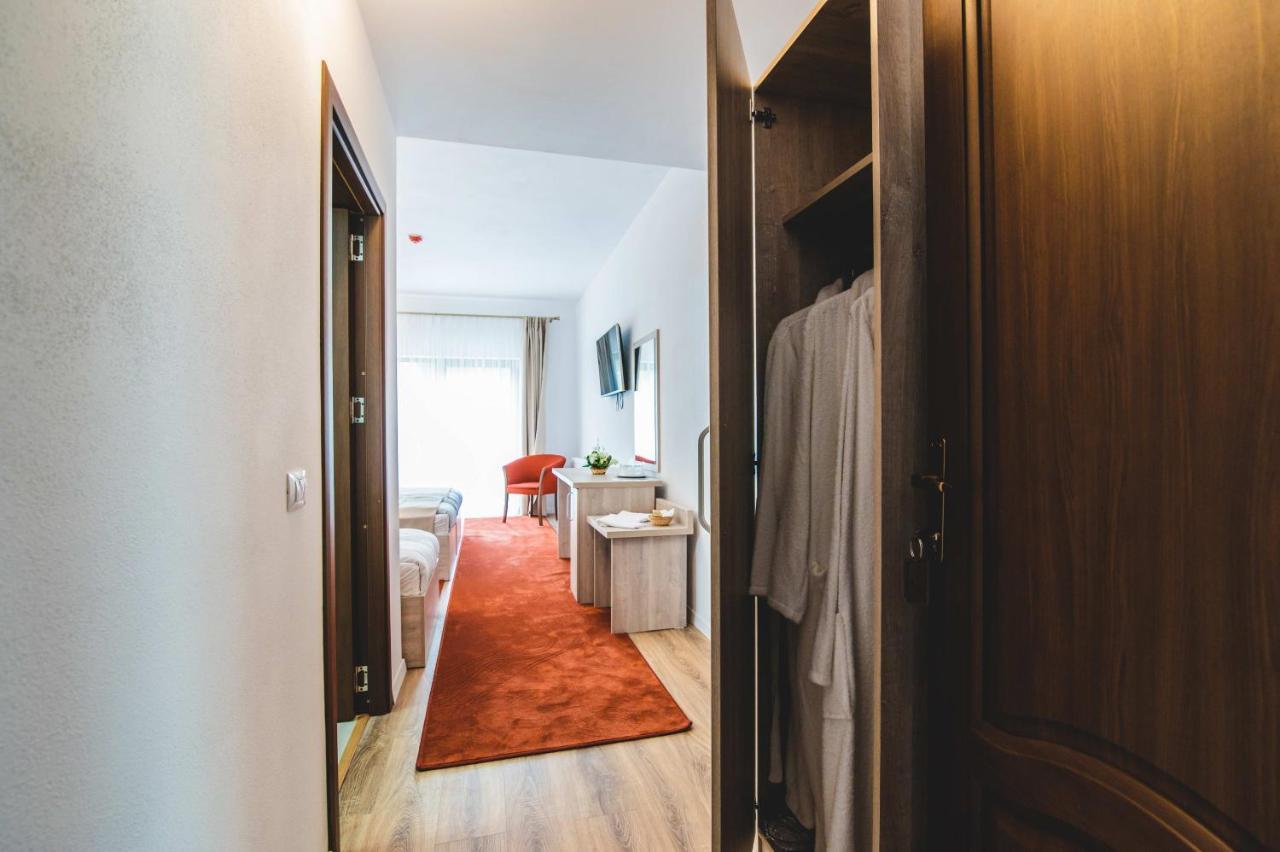 Hotel Class Brezoi Exterior photo